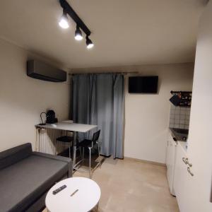 ein Wohnzimmer mit Sofa und Tisch in der Unterkunft Theo's loft in Athen