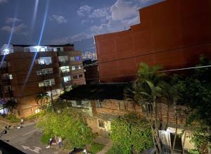 a view of a city with a building and trees at Apartamento confortable y cálido in Itagüí