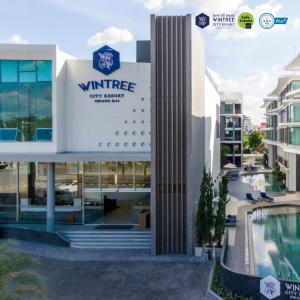 - Vistas a un edificio con piscina enfrente en Wintree City Resort en Chiang Mai