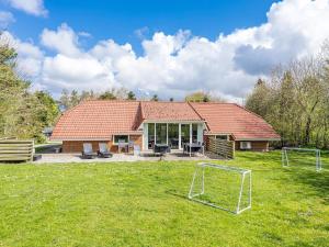 une maison avec deux buts de football dans la cour dans l'établissement Holiday home Oksbøl LVII, à Oksbøl