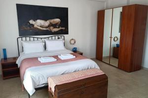una camera da letto con un letto grande e uno specchio di Villa Totti a Ierissós