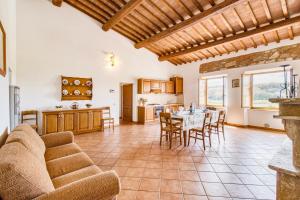 un ampio soggiorno con tavolo e sedie di Santarcangelo Apartments - Happy Rentals ad Asciano