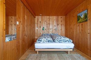 Tempat tidur dalam kamar di Chalet Varga