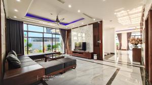 a living room with a couch and a flat screen tv at Chuỗi Villa FLC (4 Ngủ, 5 Ngủ, 6 Ngủ) in Ha Long