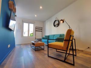 ein Wohnzimmer mit einem Sofa und einem Glastisch in der Unterkunft Maison de ville, SPA Balnéo, 2 suites parentales in Vichy