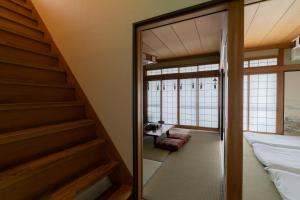 une chambre avec un escalier menant à une chambre dans l'établissement 桜Inn-通天閣403, à Osaka