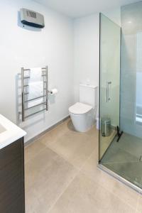 La salle de bains est pourvue de toilettes et d'une douche en verre. dans l'établissement Cozy 3 bedroom near Hagley Park w/Garage, à Christchurch