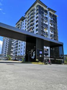 una motocicleta estacionada frente a un gran edificio en Benoni Garden Apartment Guesthouse, en Papar