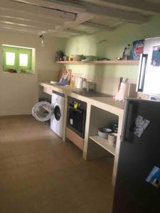 uma cozinha com uma máquina de lavar roupa e uma máquina de lavar roupa em Kastellorizo- Entire Traditional House em Meyisti