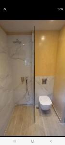 ein Badezimmer mit Dusche und Toilette in der Unterkunft maison jamouri in Kríni