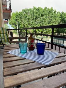 einen Picknicktisch mit einer Flasche Bier und zwei Gläsern in der Unterkunft Blue Sea in Arma di Taggia