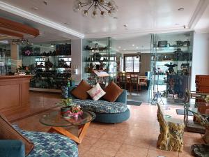 - un salon avec un canapé et une table dans l'établissement The Golden Pine Hotel, à Baguio