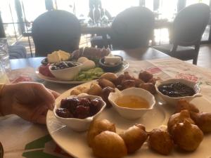 une assiette contenant différents types de denrées alimentaires sur une table dans l'établissement Vila Reni & Risi, à Ksamil