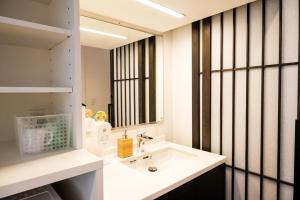 y baño con lavabo y espejo. en Uji-Ichibanyado-Nigauri, en Ogurachō