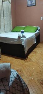 Een bed of bedden in een kamer bij Ofiuras Hostal