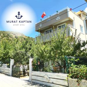 una casa con una valla delante de ella en Murat Kaptan Apart Otel, en Gündoğdu