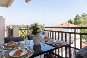 里米尼的住宿－[150 mt dal mare] FillYourHomeWithLove Apartment，阳台上摆放着食物盘的桌子