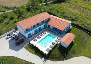 una vista aérea de una casa con piscina en Vila Mavis-cazare cu piscina incalzita 1 mai-30 sept, en Mahmudia
