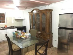 マイアミにあるMiami Houseのテーブルと椅子、冷蔵庫のあるキッチン