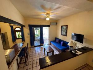 uma sala de estar com um sofá azul e uma mesa em Vallarta Sun Suites em Puerto Vallarta