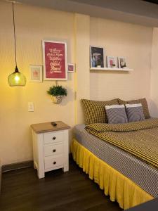 een kleine slaapkamer met 2 bedden en een nachtkastje bij Lily hostel in Ho Chi Minh-stad