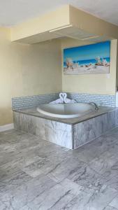 Een badkamer bij Oceanfront Romantic Getaway with Heart Shaped Love Tub Jacuzzi in Room