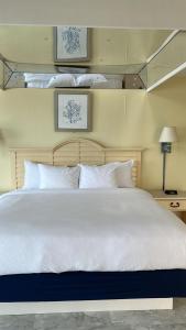 Een bed of bedden in een kamer bij Oceanfront Romantic Getaway with Heart Shaped Love Tub Jacuzzi in Room