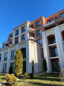 un condominio con cespugli di fronte di Sea view apartment in Sveti Vlas a Elenite