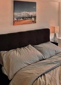 1 cama con cabecero negro en un dormitorio en Apartment Romanshorn von Swisspartments, en Romanshorn
