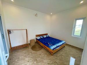 ein Schlafzimmer mit einem Bett in der Ecke eines Zimmers in der Unterkunft ViVu House2 in Da Thien
