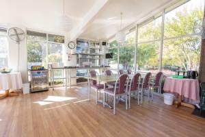 a dining room with a table and chairs at Mittagong Motel in Mittagong