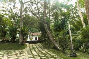 a house in the middle of a yard with trees at Kalahe House in Galle