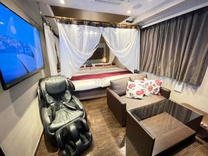 sala de estar con sofá y cama en Hotel Bali An Resort Shinsaibashi, en Osaka