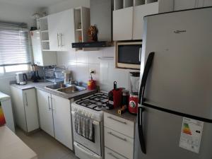Departamento Alta Cordoba "Lautaro", con Pileta的厨房或小厨房