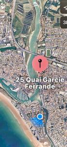 un mapa de una ciudad con un círculo rojo en La Caravelle, en Saint Gilles Croix de vie