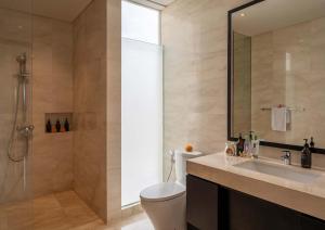 y baño con aseo, lavabo y ducha. en Ocean View 3 Bedrooms Brand New Modern Villa With Private Pool, Bali, en Ketewel