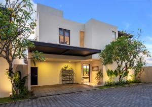 Casa blanca grande con patio en Ocean View 3 Bedrooms Brand New Modern Villa With Private Pool, Bali, en Ketewel