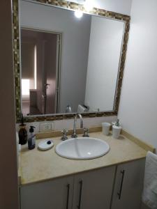 Departamento Alta Cordoba "Lautaro", con Pileta的一间浴室
