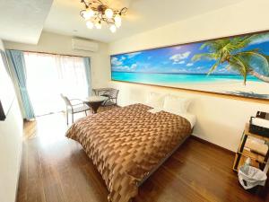Ao Hotel في ناغُو: غرفة نوم بسرير ولوحة كبيرة على الحائط