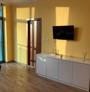 Μια τηλεόραση ή/και κέντρο ψυχαγωγίας στο Sunny Cozy Apartment Primorsko
