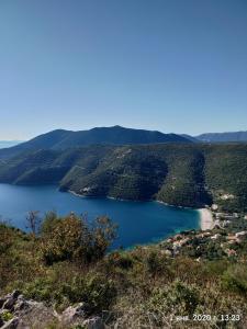 een luchtzicht op een meer in de heuvels bij Дом для дружной семьи in Mikros Gialos