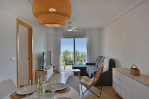 Posedenie v ubytovaní Family Apartment with Sea View by NRAS