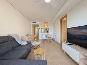 Televízia a/alebo spoločenská miestnosť v ubytovaní Family Apartment with Sea View by NRAS