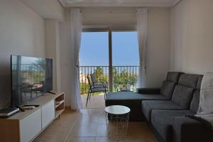 Televízia a/alebo spoločenská miestnosť v ubytovaní Family Apartment with Sea View by NRAS