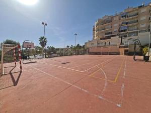Tenis alebo squash v ubytovaní Family Apartment with Sea View by NRAS alebo jeho okolí