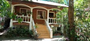 uma casa com uma escada em frente em Dulangan Puerto Galera Transient Place em Puerto Galera