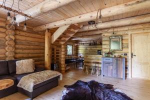 a log cabin living room with a couch and a table at Casa Montana in Kopaonik