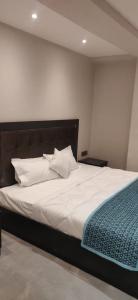 Llit o llits en una habitació de TUNIGHT