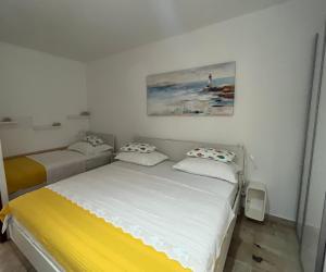 ein Schlafzimmer mit 2 Betten und einem Wandgemälde in der Unterkunft Apartment Get in Supetar