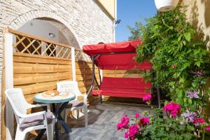 Ein Patio oder anderer Außenbereich in der Unterkunft Modern stone House with flowers & playground